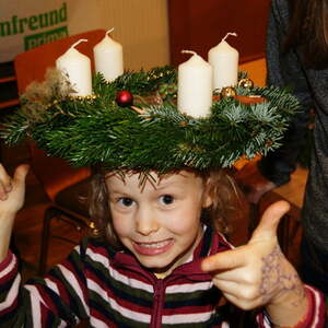 Froschgoscherl schmücken Adventkränze