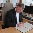 Am Gedenktag des hl. Florian unterzeichnete Bischof Manfred Scheuer die Gesetzestexte.