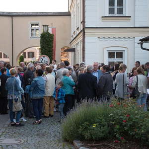 Agape vor dem Klostergarten
