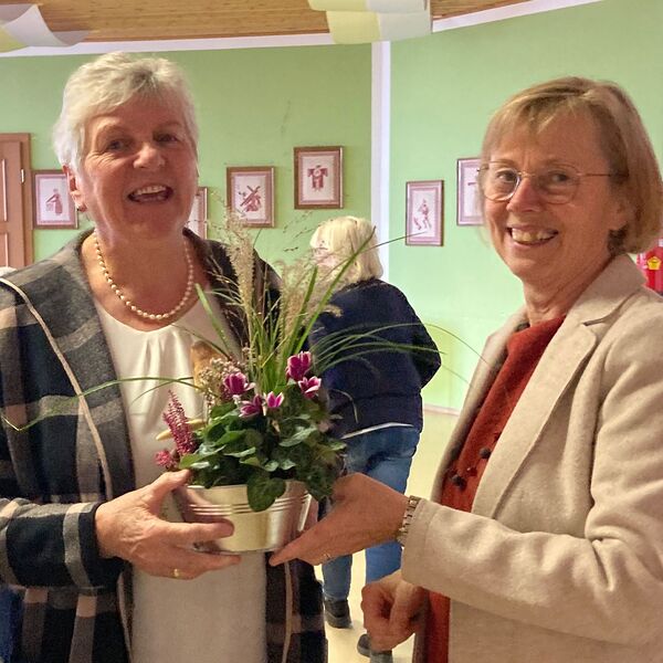 Paula Wintereder (re) mit einer Jubilarin / ©kfb St. Agatha Paula Wintereder (re) mit einer Jubilarin