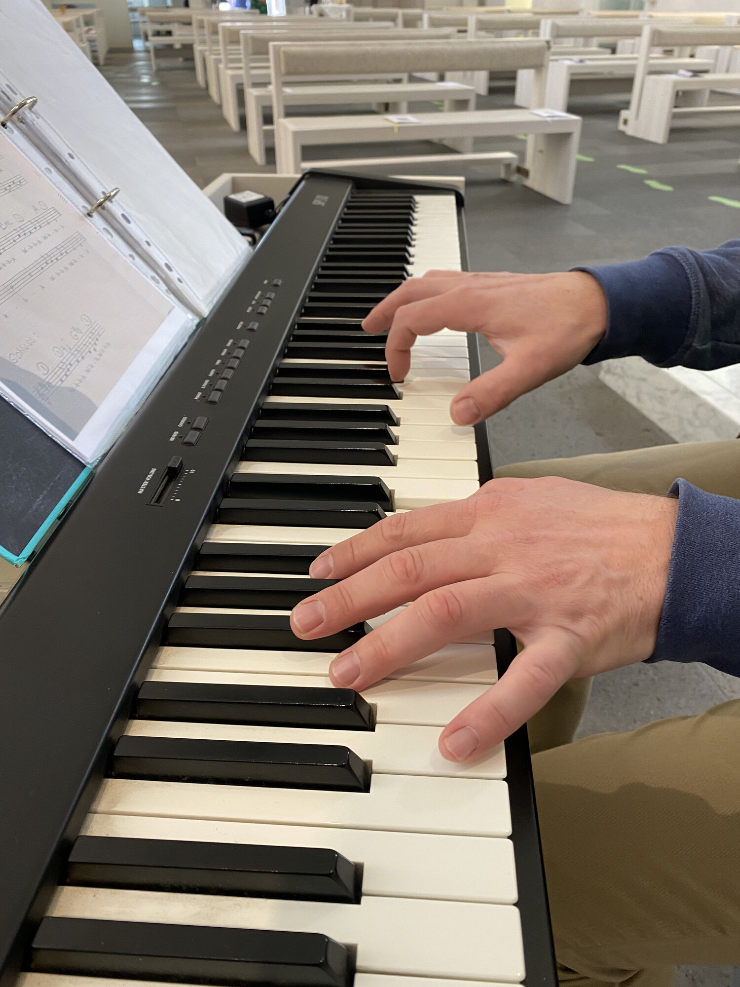 https://www.pfarrbriefservice.de/image/kirchenband-keyboard-spielen-0?vm=download&rdm=0yah~bTUQLCh
