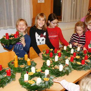 Froschgoscherl schmücken Adventkränze