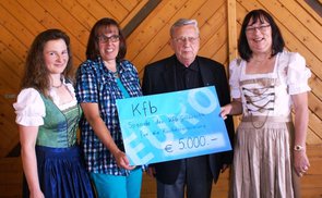 Scheckübergabe von Vertreterinnen der Katholischen Frauenbewegung Goldwörth an Pfarrer Pesendorfer und Pfarrgemeinderatsobfrau Sandra Bötscher. © Pfarre Goldwörth