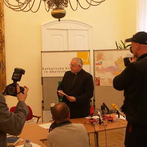 Pressekonferenz im Bischofshof mit Bekanntgabe des Rücktritts (18.05.2005)