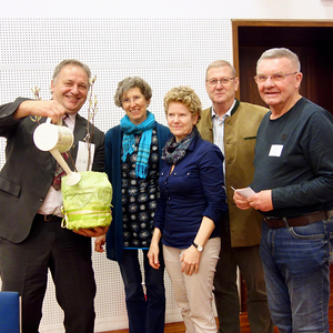 Mitarbeiter:innen eines Seelsorgeteams bedanken sich bei Rupert Aschauer, Referent für Altenpastoral in der Diözese Linz
