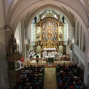 Dankbar feiern wir Eucharistie.