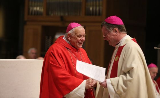 Bischof Manfred Scheuer (r.) gratulierte Bischof em. Maximilian Aichern zum 85. Geburtstag.