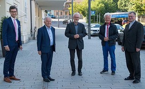 v.l.n.r. Florian Wegscheider, Josef Pühringer, Bischofsvikar Adi Trawöger, Wolfgang Weidl, Diözesanbischof Manfred Scheuer 