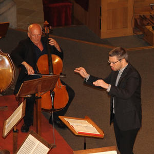 Chorleiter Andreas Peterl beim Dirigieren