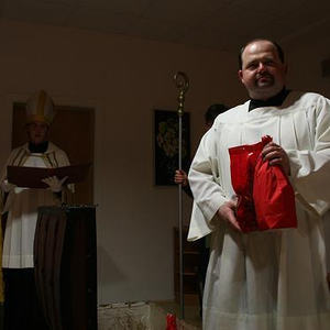 Der Gehilfe des Nikolaus; der hilft beim Verteilen aus.
