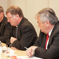 Pressekonferenz zum Tag der Arbeitslosen. V.l.: Karl Osterberger, Bischof Manfred Scheuer, Johann Kalliauer, Renate H.