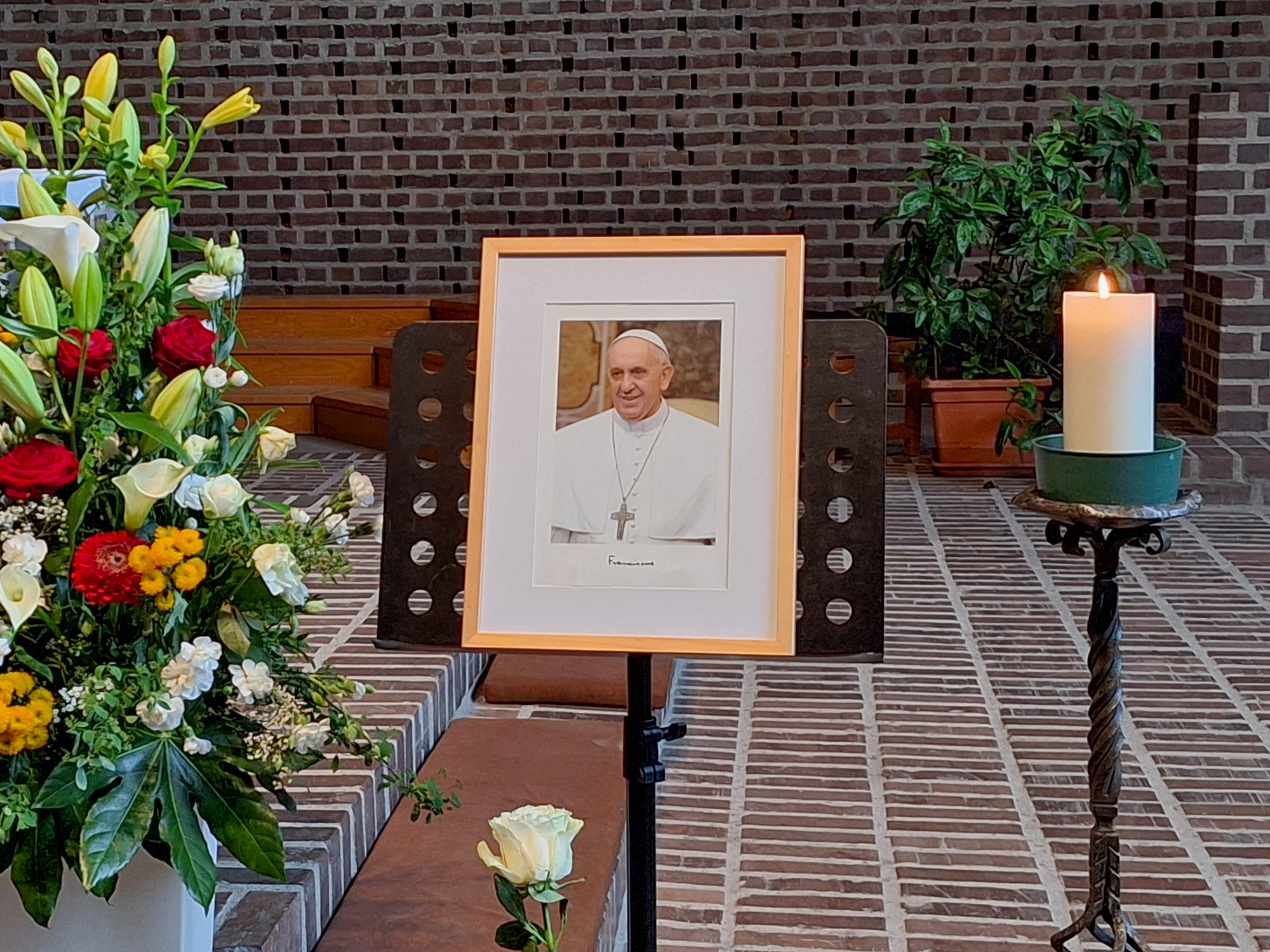Gedenkstätte an den verstorbenen Papst