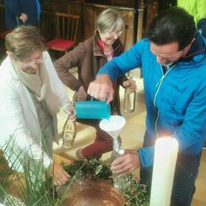 Danach dürfen sich die Vertreter der Pfarrgemeinden die Flasche wieder mit Weihwasser füllen. 