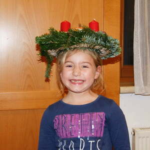 Froschgoscherl schmücken Adventkränze