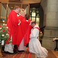 Bischof Ludwig Schwarz legt dem Priesterkandidaten bei der Priesterweihe im Linzer Mariendom die Hände auf. ©Diözese Linz