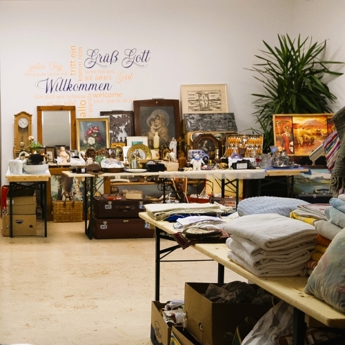 Pfarrsaal mit Flohmarktartikeln