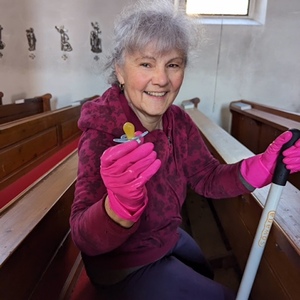 Fleißige „Bienen“ beim Kirchenputz