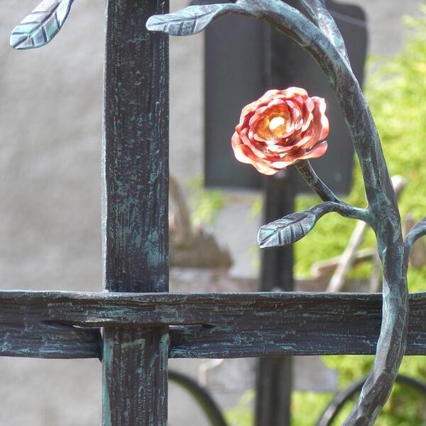 Kreuz mit Rose