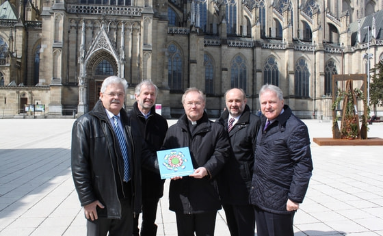 Diözese Linz steigt als erste Diözese Österreichs auf 100 % zertifizierten Ökostrom um. V.l.: Mag. Alois Froschauer, Generaldirektor LINZ AG, Univ.-Prof. Dr. Michael Rosenberger, Umweltsprecher der Diözese Linz, Generalvikar DDr. Severin Lederhilger,
