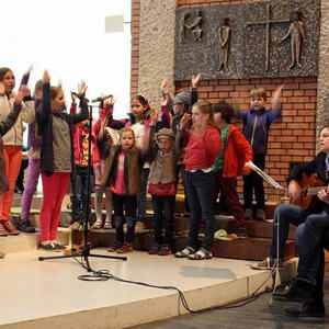 Sommerbeginn mit Harfenmusik, Kindermesse und Kinderfest