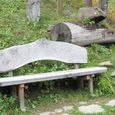 Bankerl und Brunnen an einem Waldweg. © Maria Grill / Bankerl und Brunnen an einem Waldweg. © Maria Grill Bankerl und Brunnen an einem Waldweg. © Maria Grill