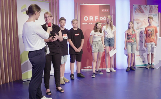 Moderatorin Caroline Schwarz mit der TheoPrax-Gruppe „RamsRudis“ und der Projektverantwortlichen des Dommusikvereins Stefanie Petelin
