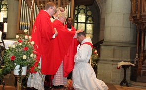 Bischof Ludwig Schwarz legt dem Priesterkandidaten bei der Priesterweihe im Linzer Mariendom die Hände auf. ©Diözese Linz