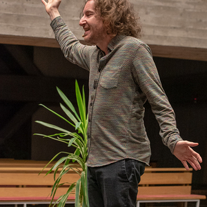 Kabarettist Thoma Franz-Riegler in der Ennsleitner Kirche