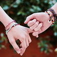 Hände halten / © Luisella Planeta LOVE PEACE / pixabay.com / Pixabay License Hände halten