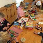 Viele Spiel- und Bastelmöglichkeiten in der Kinderbetreuung