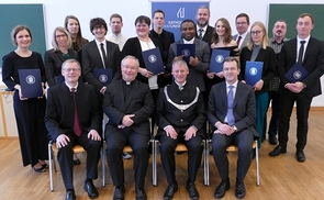 Die AbsolventInnen der KU Linz mit Vizerektor und Promotor Univ.-Prof. Dr. Christoph Niemand, Generalvikar Univ.-Prof. DDr. Severin Lederhilger OPraem, Rektor Univ.-Prof. Dr. Franz Gruber und Studiendekan Univ.-Prof. Dr. Michael Hofer.