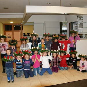 Froschgoscherl schmücken Adventkränze